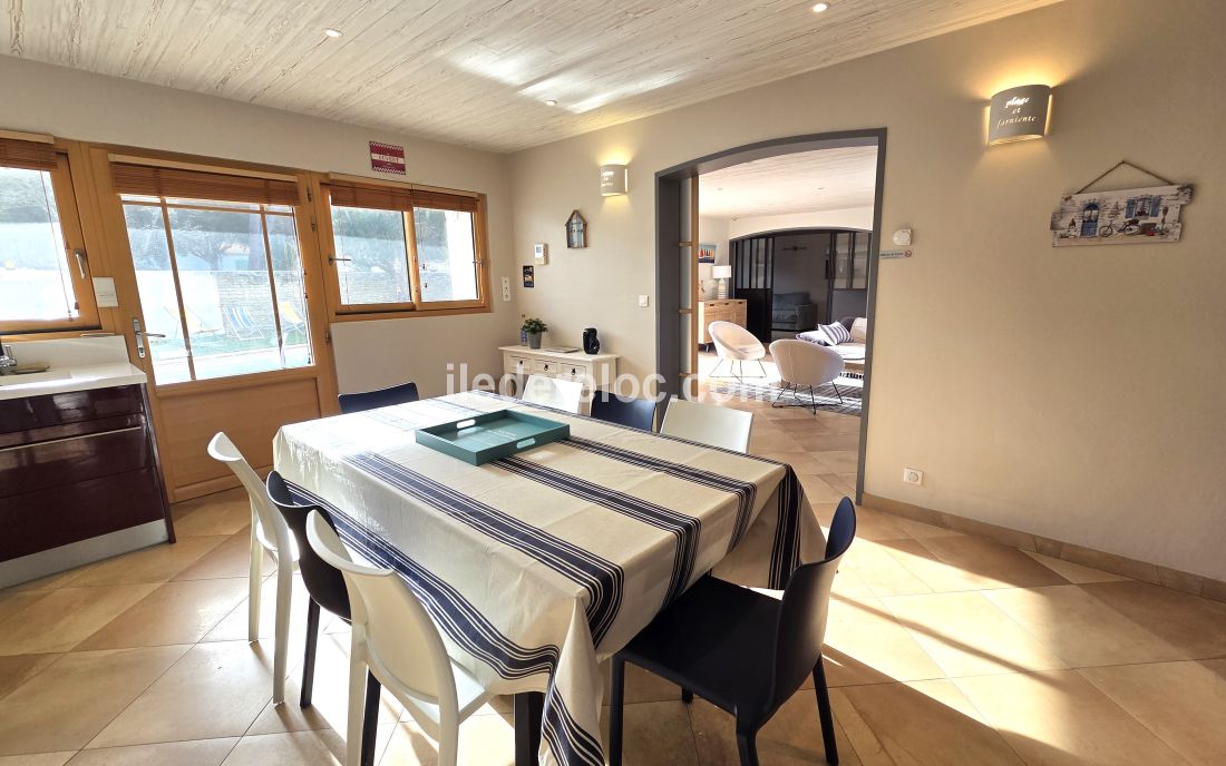 Photo 14 : CUISINE d'une maison situ&eacute;e &agrave; La Couarde-sur-mer, &icirc;le de R&eacute;.