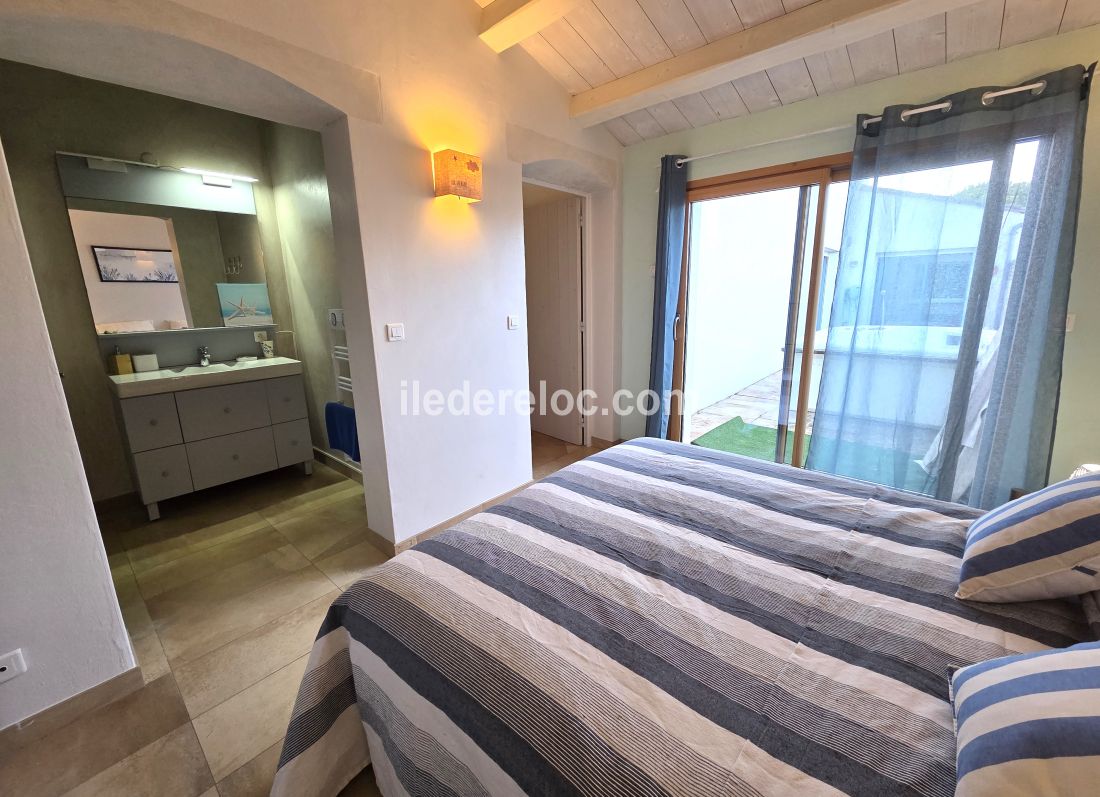 Photo 27 : CHAMBRE d'une maison situ&eacute;e &agrave; La Couarde-sur-mer, &icirc;le de R&eacute;.