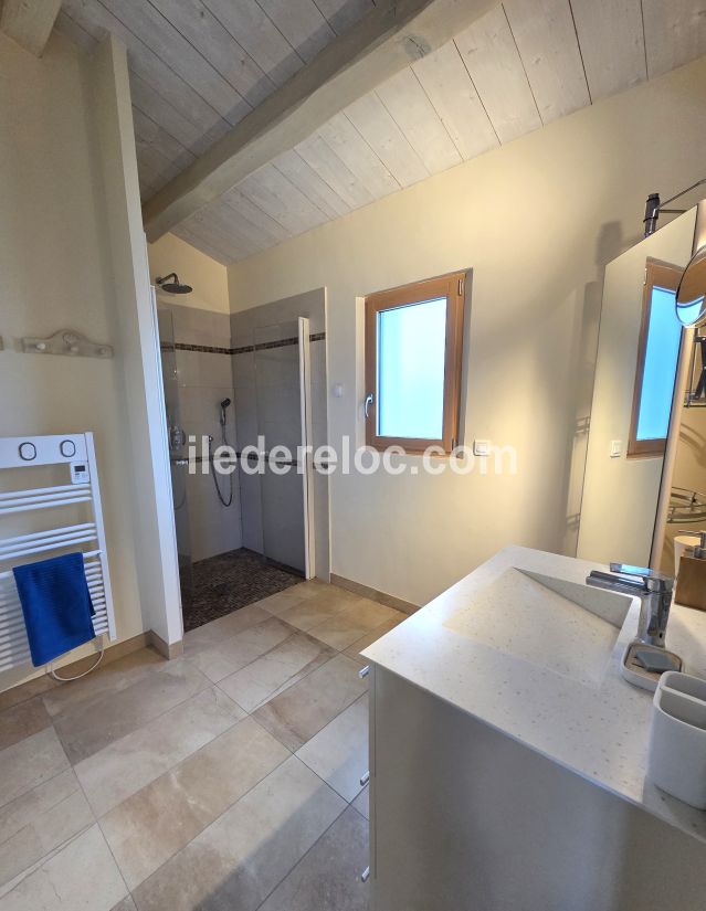 Photo 23 : SALLEDEBAIN d'une maison situ&eacute;e &agrave; La Couarde-sur-mer, &icirc;le de R&eacute;.