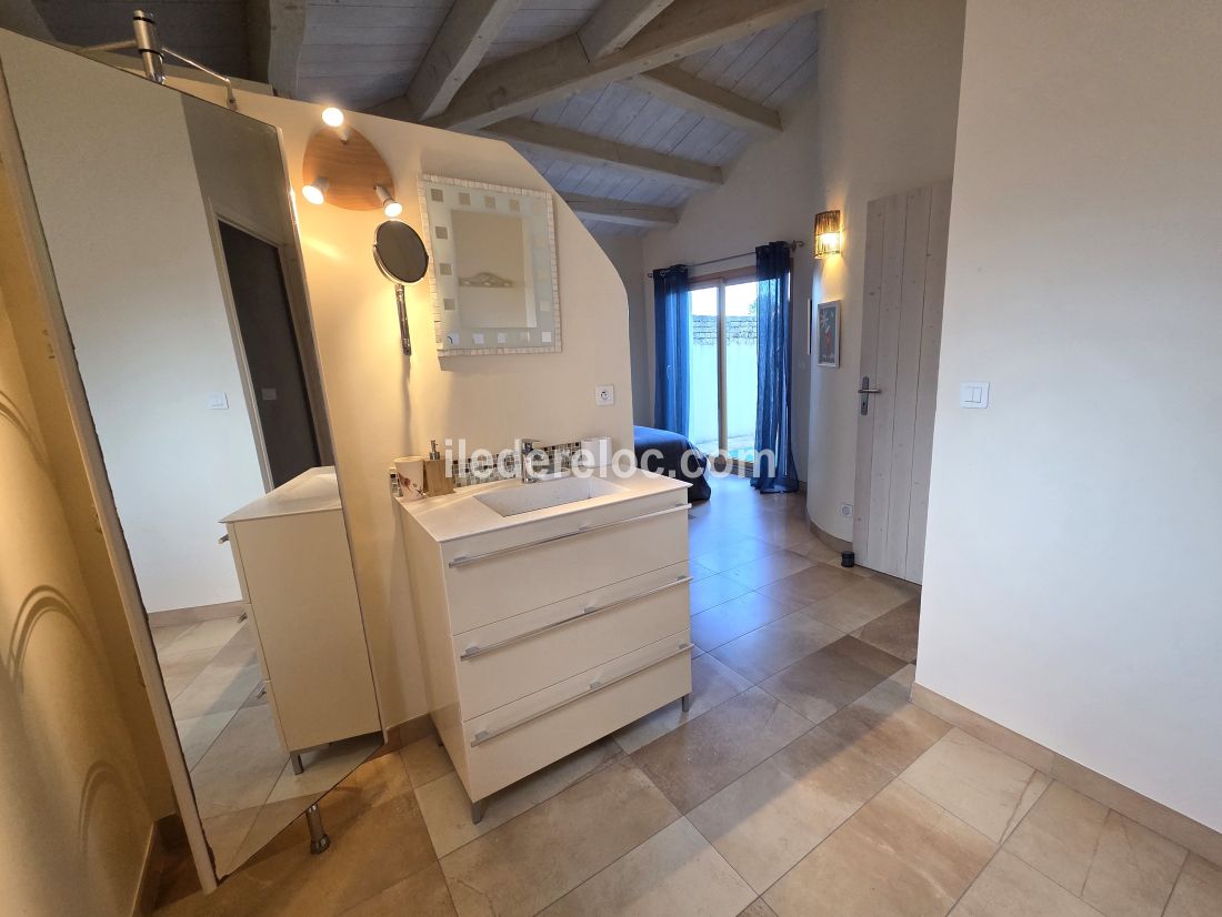 Photo 22 : SALLEDEBAIN d'une maison situ&eacute;e &agrave; La Couarde-sur-mer, &icirc;le de R&eacute;.