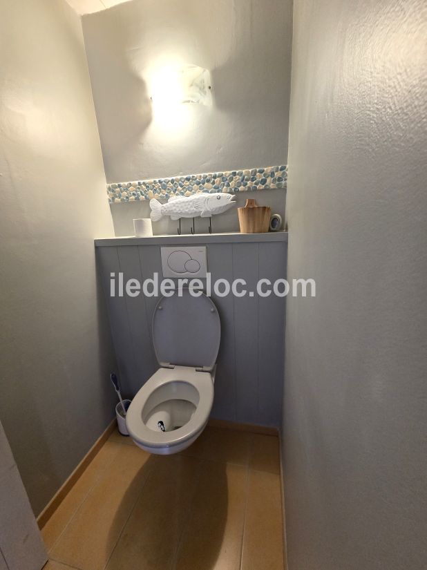 Photo 38 : WC d'une maison situ&eacute;e &agrave; La Couarde-sur-mer, &icirc;le de R&eacute;.