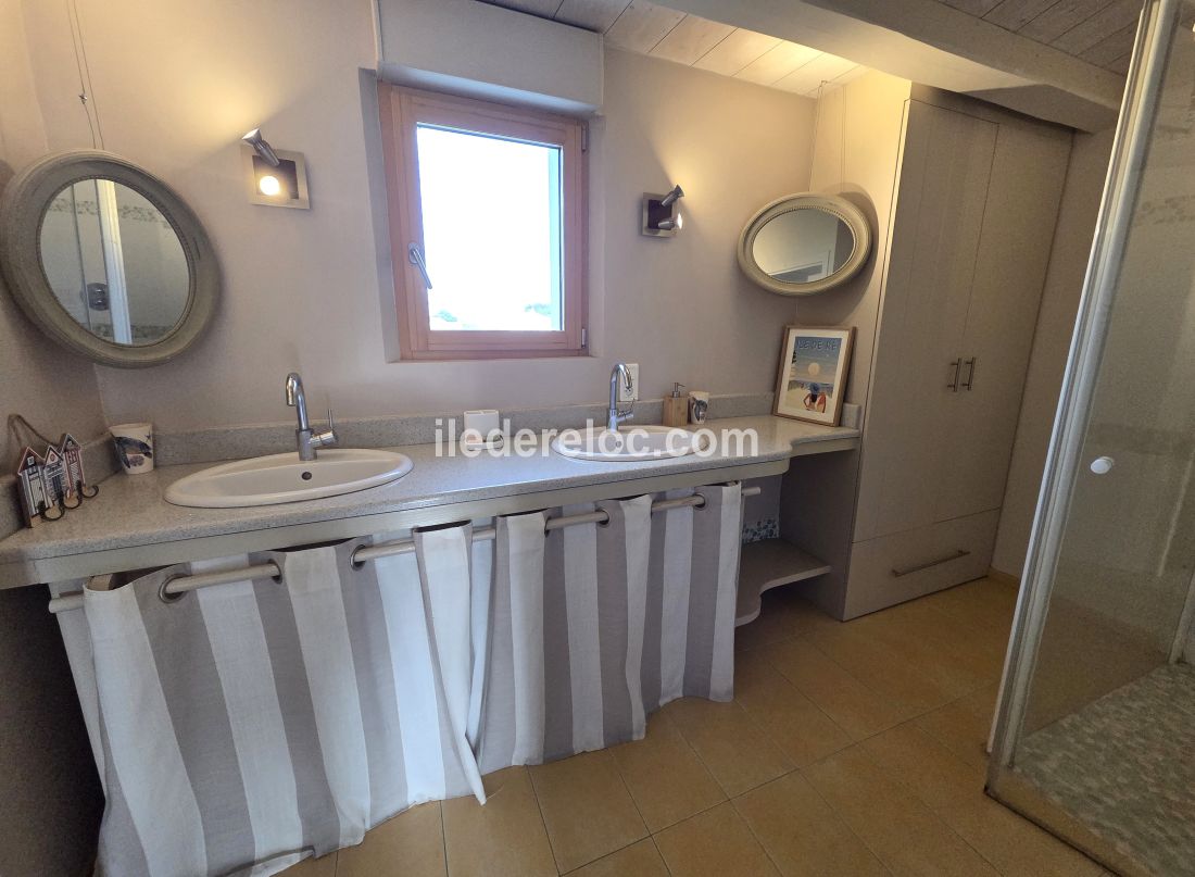 Photo 39 : SALLEDEBAIN d'une maison situ&eacute;e &agrave; La Couarde-sur-mer, &icirc;le de R&eacute;.