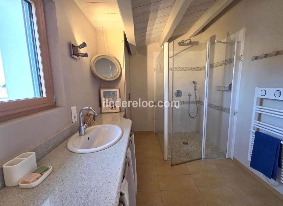 Photo 40 : SALLEDEBAIN d'une maison situ&eacute;e &agrave; La Couarde-sur-mer, &icirc;le de R&eacute;.