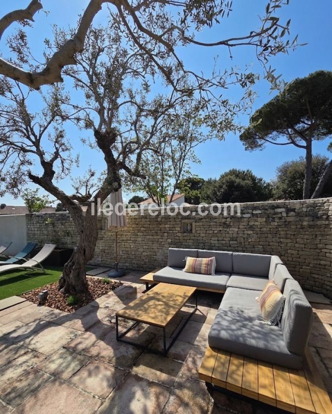 Photo 6 : EXTERIEUR d'une maison situ&eacute;e &agrave; La Couarde-sur-mer, &icirc;le de R&eacute;.