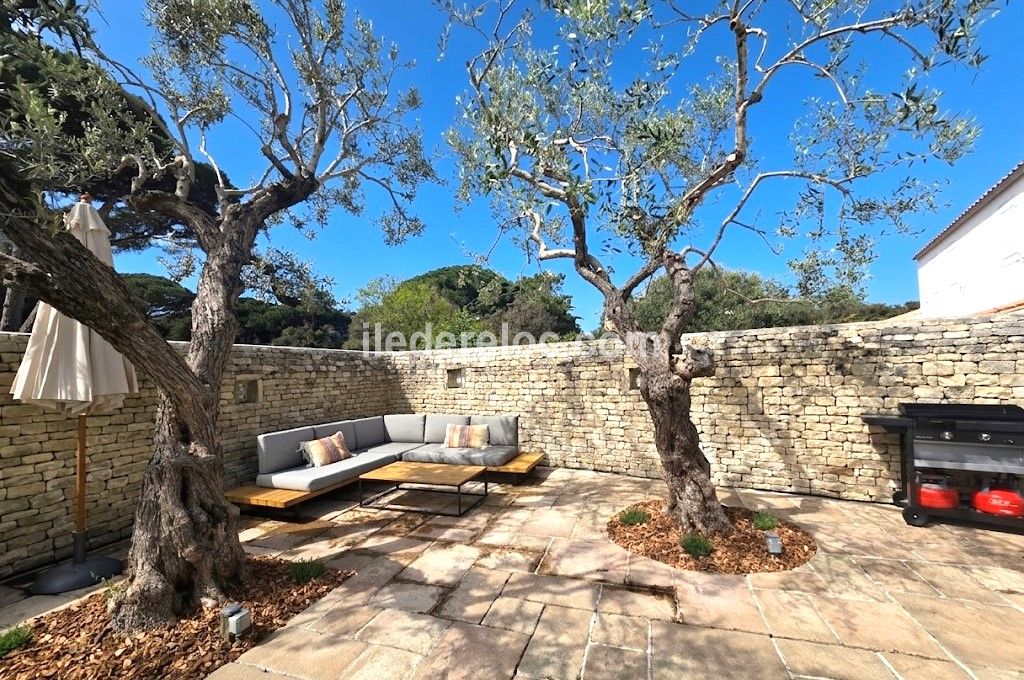 Photo 5 : EXTERIEUR d'une maison situ&eacute;e &agrave; La Couarde-sur-mer, &icirc;le de R&eacute;.