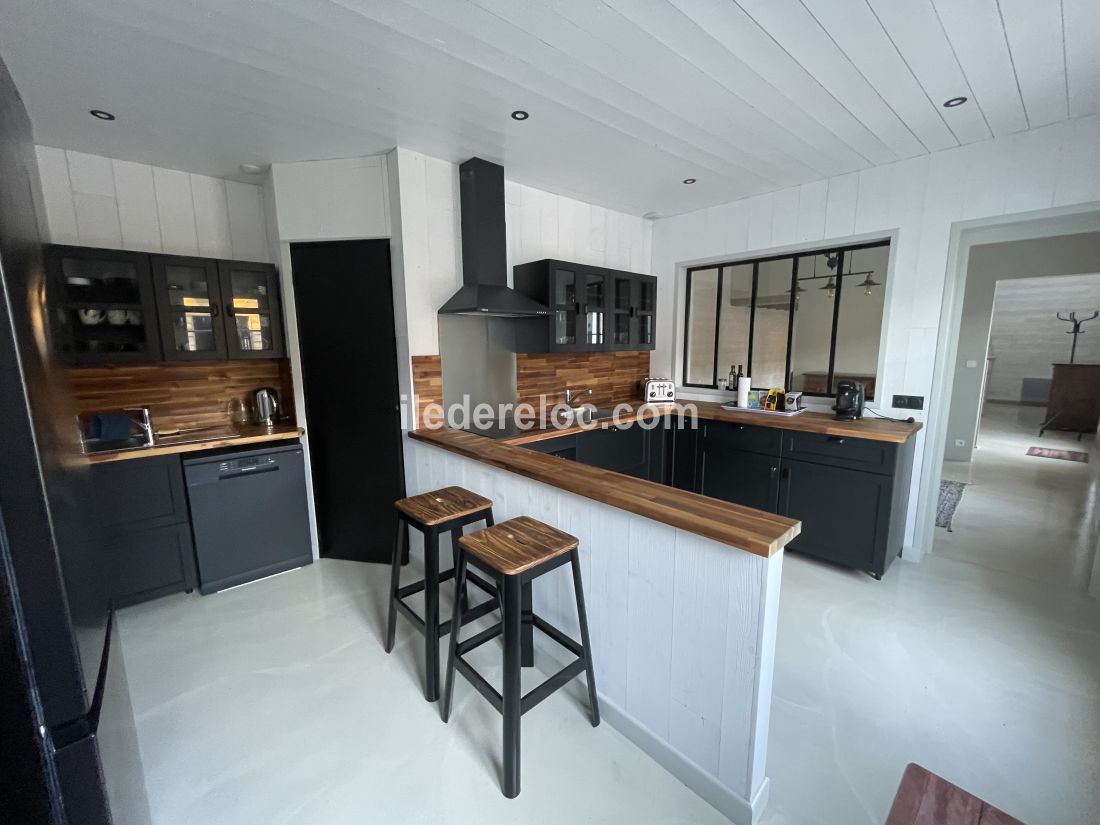 Photo 7 : CUISINE d'une maison situ&eacute;e &agrave; La Couarde-sur-mer, &icirc;le de R&eacute;.