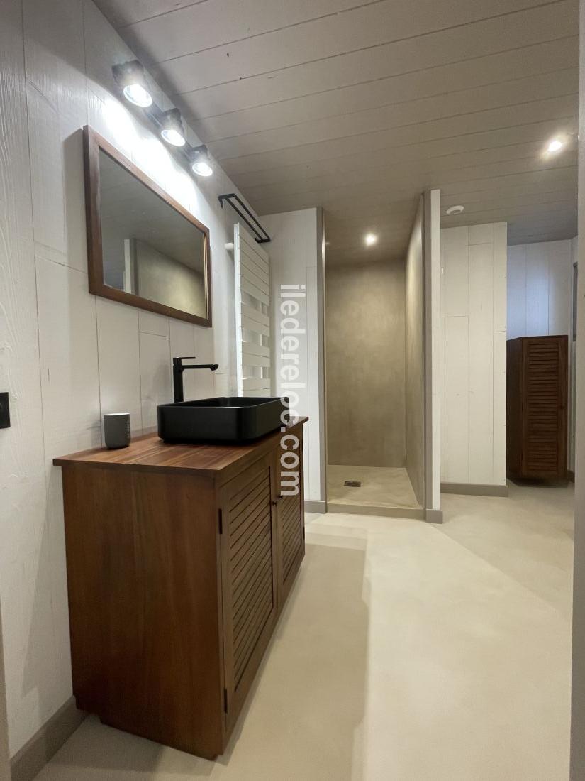 Photo 31 : SALLEDEBAIN d'une maison situ&eacute;e &agrave; La Couarde-sur-mer, &icirc;le de R&eacute;.