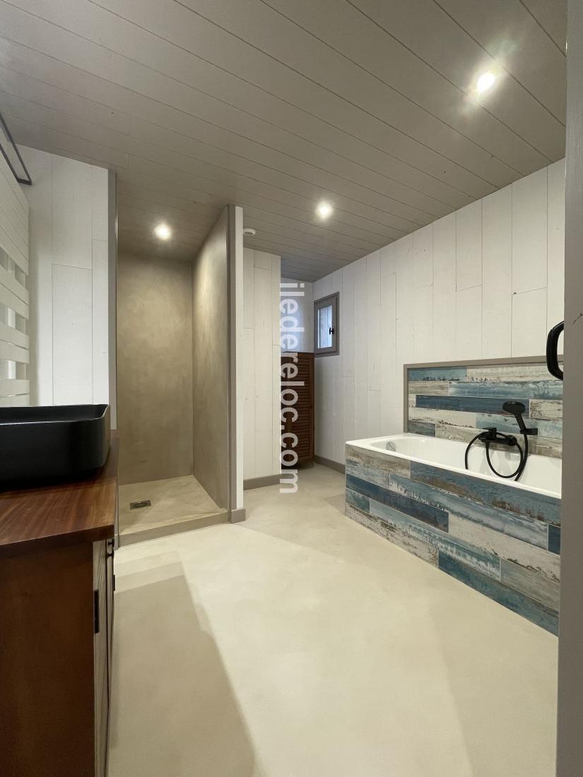 Photo 32 : SALLEDEBAIN d'une maison situ&eacute;e &agrave; La Couarde-sur-mer, &icirc;le de R&eacute;.