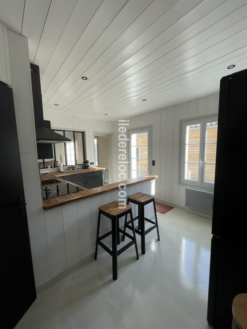 Photo 8 : CUISINE d'une maison situ&eacute;e &agrave; La Couarde-sur-mer, &icirc;le de R&eacute;.