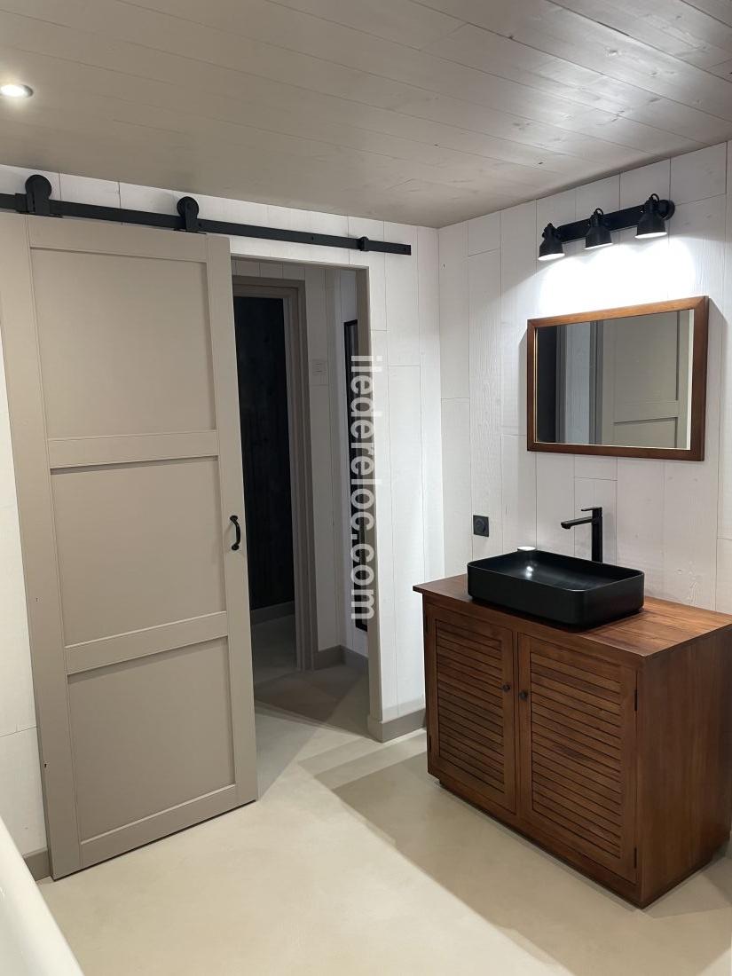 Photo 34 : SALLEDEBAIN d'une maison situ&eacute;e &agrave; La Couarde-sur-mer, &icirc;le de R&eacute;.