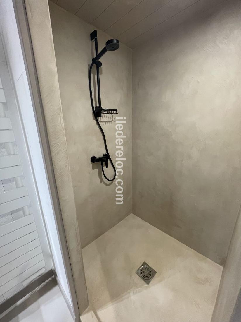 Photo 35 : SALLEDEBAIN d'une maison situ&eacute;e &agrave; La Couarde-sur-mer, &icirc;le de R&eacute;.