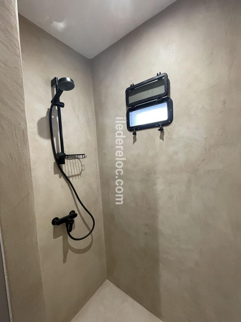 Photo 37 : SALLEDEBAIN d'une maison situ&eacute;e &agrave; La Couarde-sur-mer, &icirc;le de R&eacute;.