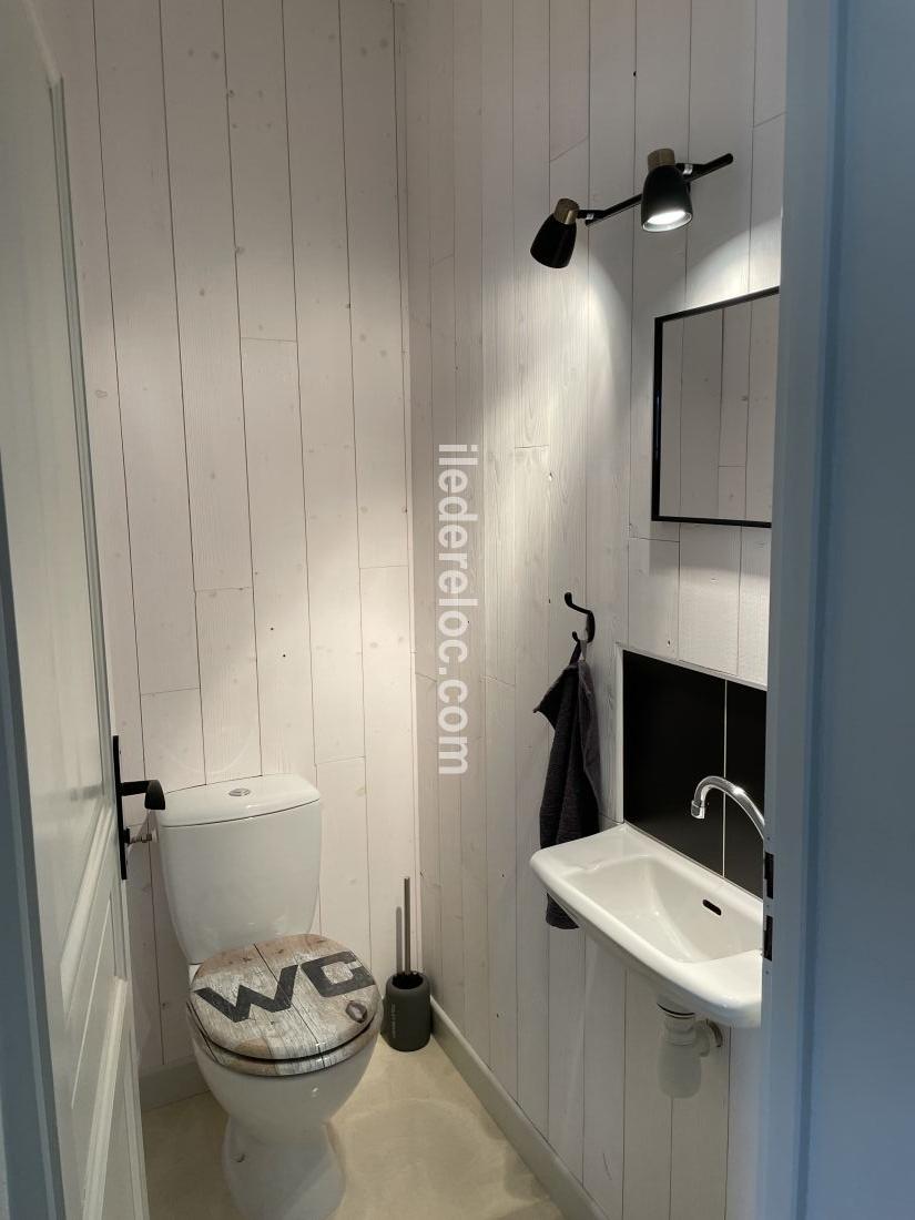 Photo 38 : WC d'une maison situ&eacute;e &agrave; La Couarde-sur-mer, &icirc;le de R&eacute;.
