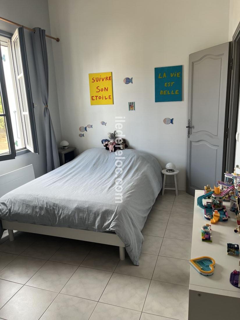 Photo 14 : CHAMBRE d'une maison situ&eacute;e &agrave; La Couarde-sur-mer, &icirc;le de R&eacute;.