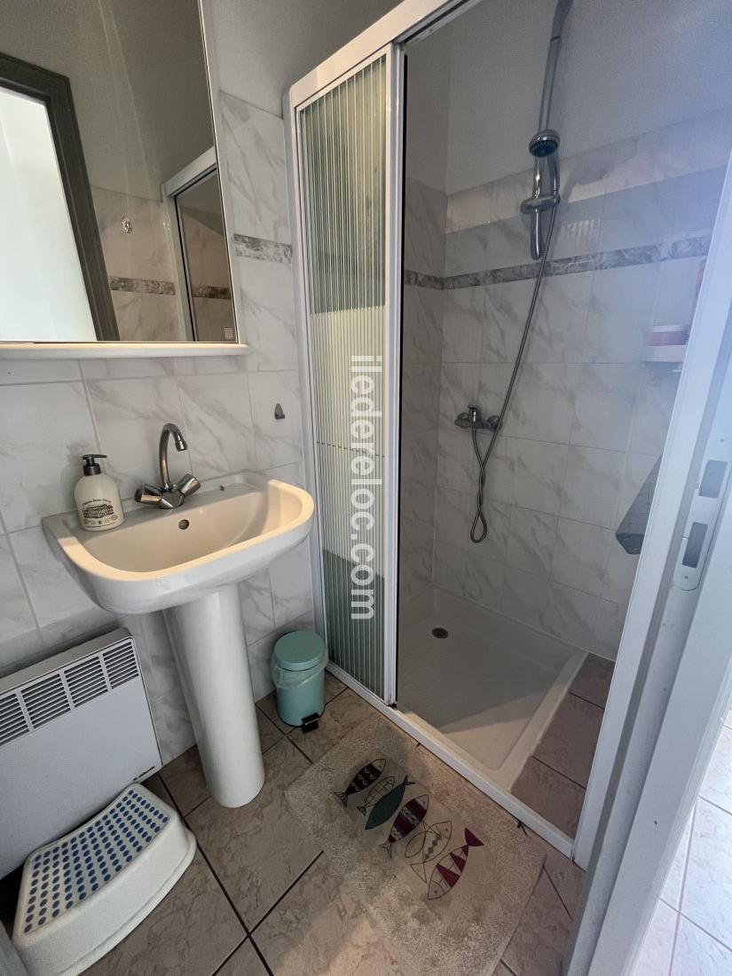 Photo 21 : SALLEDEBAIN d'une maison situ&eacute;e &agrave; La Couarde-sur-mer, &icirc;le de R&eacute;.