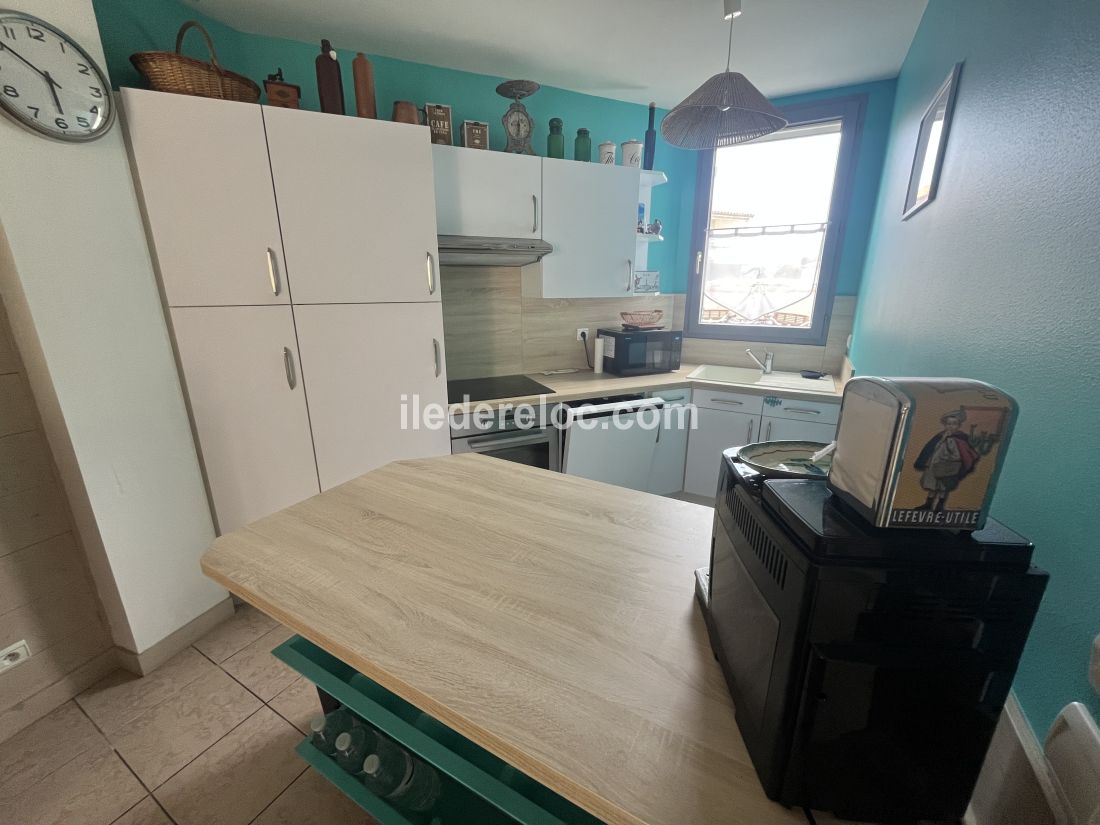 Photo 10 : CUISINE d'une maison situ&eacute;e &agrave; La Couarde-sur-mer, &icirc;le de R&eacute;.