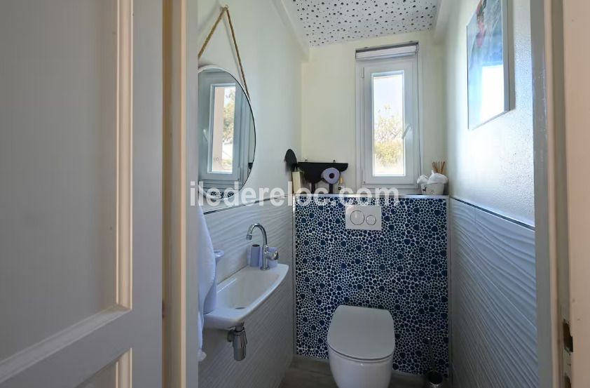 Photo 23 : WC d'une maison situ&eacute;e &agrave; Saint-Martin-de-R&eacute;, &icirc;le de R&eacute;.