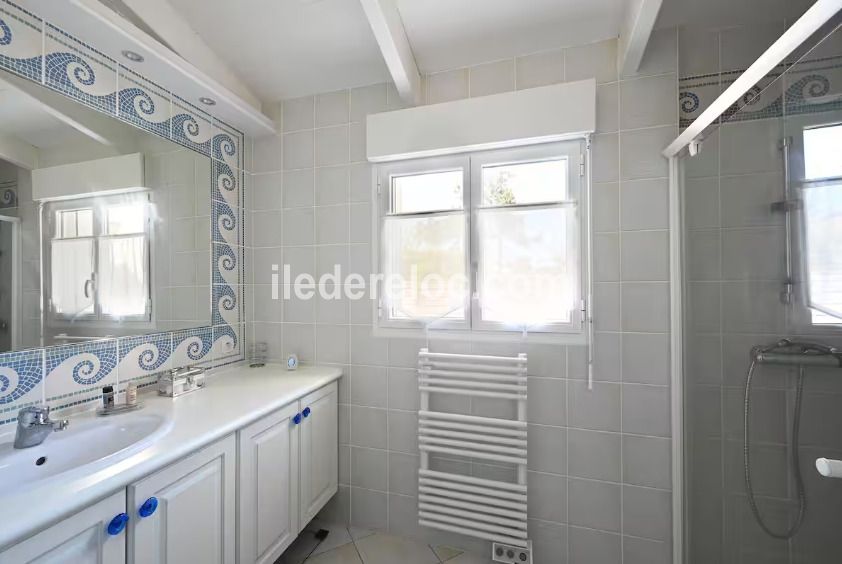 Photo 25 : CHAMBRE d'une maison situ&eacute;e &agrave; Saint-Martin-de-R&eacute;, &icirc;le de R&eacute;.