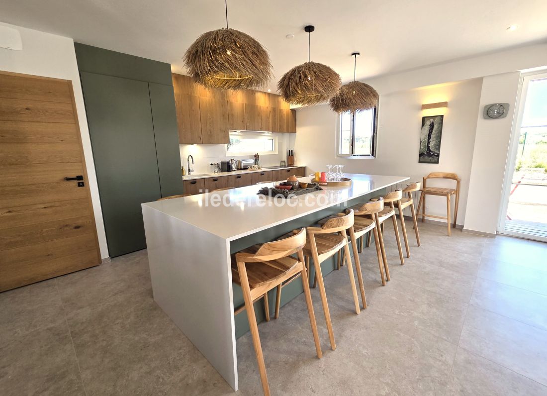 Photo 39 : CUISINE d'une maison situ&eacute;e &agrave; La Couarde-sur-mer, &icirc;le de R&eacute;.