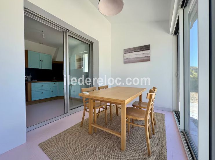 Photo 4 : CUISINE d'une maison situ&eacute;e &agrave; Sainte-Marie-de-R&eacute;, &icirc;le de R&eacute;.