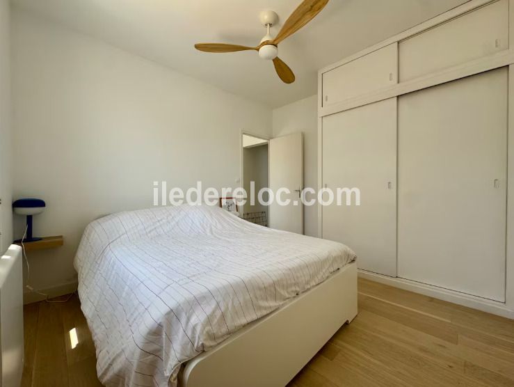 Photo 7 : CHAMBRE d'une maison situ&eacute;e &agrave; Sainte-Marie-de-R&eacute;, &icirc;le de R&eacute;.