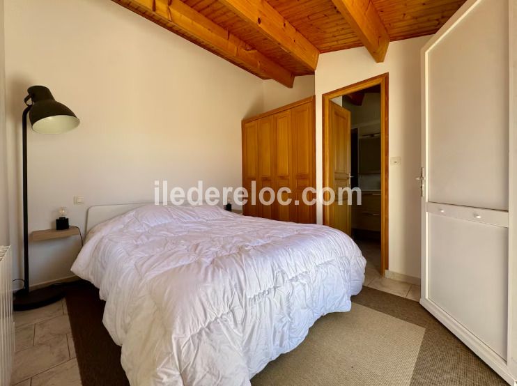 Photo 8 : CHAMBRE d'une maison situ&eacute;e &agrave; Sainte-Marie-de-R&eacute;, &icirc;le de R&eacute;.