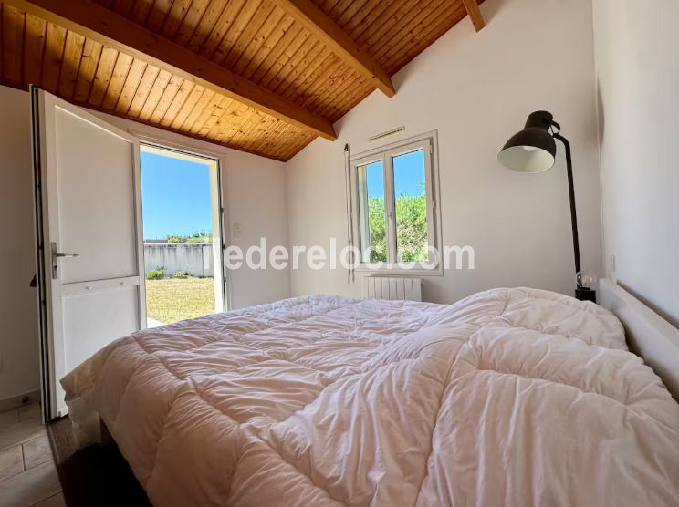 Photo 10 : CHAMBRE d'une maison situ&eacute;e &agrave; Sainte-Marie-de-R&eacute;, &icirc;le de R&eacute;.