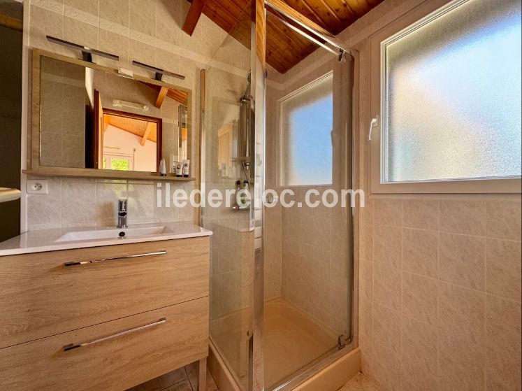 Photo 11 : SALLEDEBAIN d'une maison situ&eacute;e &agrave; Sainte-Marie-de-R&eacute;, &icirc;le de R&eacute;.