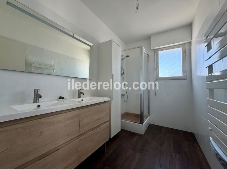 Photo 12 : SALLEDEBAIN d'une maison situ&eacute;e &agrave; Sainte-Marie-de-R&eacute;, &icirc;le de R&eacute;.