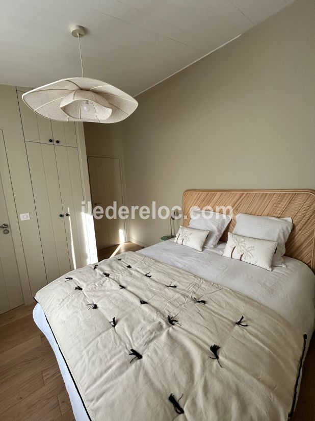 Photo 5 : CHAMBRE d'une maison situ&eacute;e &agrave; Le Bois-Plage-en-R&eacute;, &icirc;le de R&eacute;.