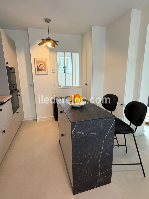 Photo 10 : CUISINE d'une maison situ&eacute;e &agrave; Le Bois-Plage-en-R&eacute;, &icirc;le de R&eacute;.