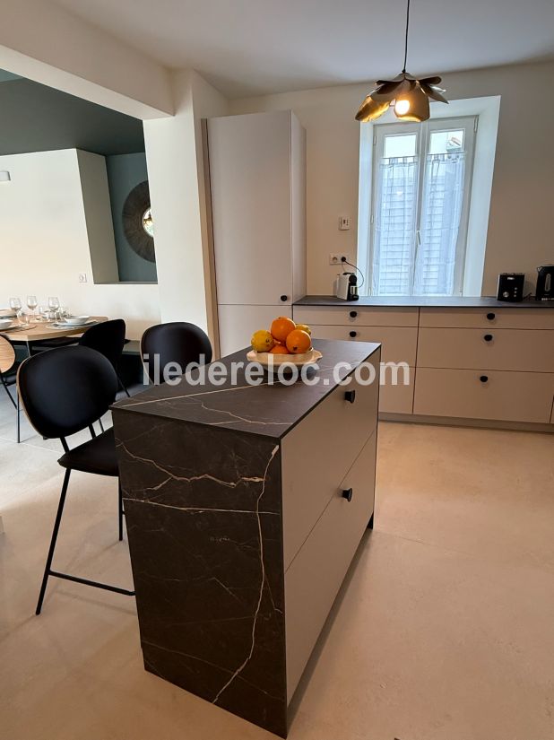 Photo 9 : CUISINE d'une maison situ&eacute;e &agrave; Le Bois-Plage-en-R&eacute;, &icirc;le de R&eacute;.