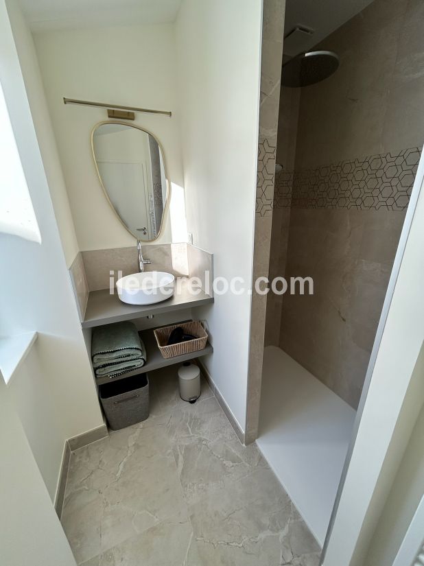 Photo 7 : SALLEDEBAIN d'une maison situ&eacute;e &agrave; Le Bois-Plage-en-R&eacute;, &icirc;le de R&eacute;.