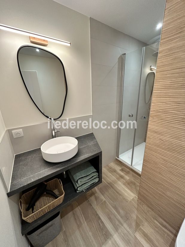 Photo 12 : SALLEDEBAIN d'une maison situ&eacute;e &agrave; Le Bois-Plage-en-R&eacute;, &icirc;le de R&eacute;.