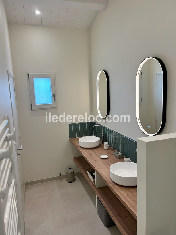 Photo 12 : SALLEDEBAIN d'une maison situ&eacute;e &agrave; Le Bois-Plage-en-R&eacute;, &icirc;le de R&eacute;.