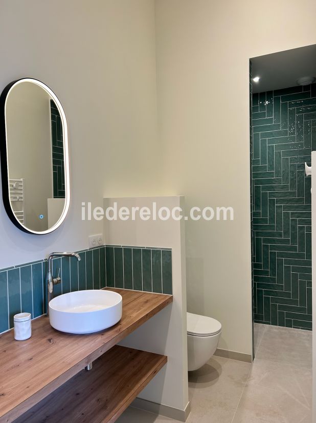 Photo 11 : SALLEDEBAIN d'une maison situ&eacute;e &agrave; Le Bois-Plage-en-R&eacute;, &icirc;le de R&eacute;.
