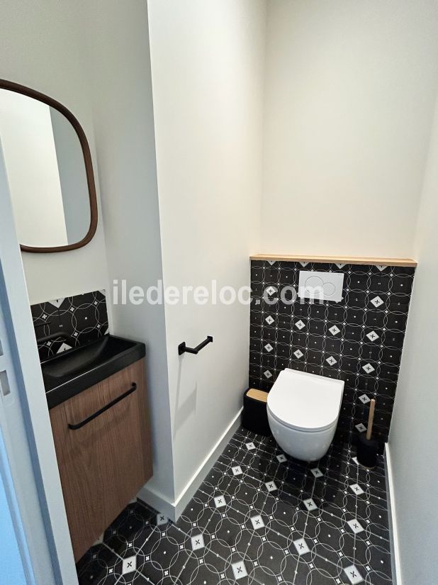Photo 8 : WC d'une maison situ&eacute;e &agrave; Le Bois-Plage-en-R&eacute;, &icirc;le de R&eacute;.