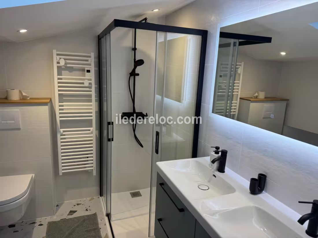 Photo 11 : SALLEDEBAIN d'une maison situ&eacute;e &agrave; Saint-Cl&eacute;ment-des-Baleines, &icirc;le de R&eacute;.