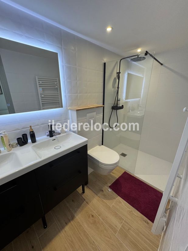 Photo 10 : SALLEDEBAIN d'une maison situ&eacute;e &agrave; Saint-Cl&eacute;ment-des-Baleines, &icirc;le de R&eacute;.