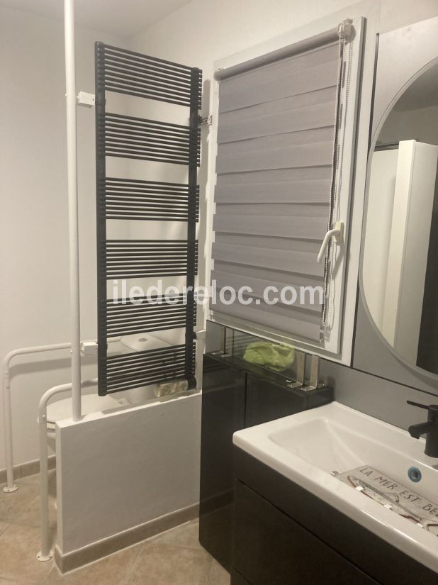 Photo 13 : SALLEDEBAIN d'une maison situ&eacute;e &agrave; La Flotte-en-R&eacute;, &icirc;le de R&eacute;.