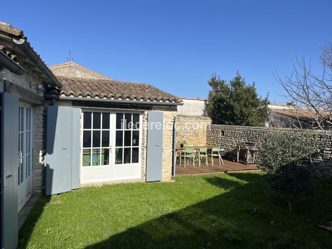 Photo 5 : EXTERIEUR d'une maison situ&eacute;e &agrave; Ars en R&eacute;, &icirc;le de R&eacute;.