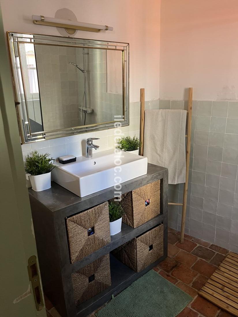 Photo 6 : SALLEDEBAIN d'une maison situ&eacute;e &agrave; Ars en R&eacute;, &icirc;le de R&eacute;.