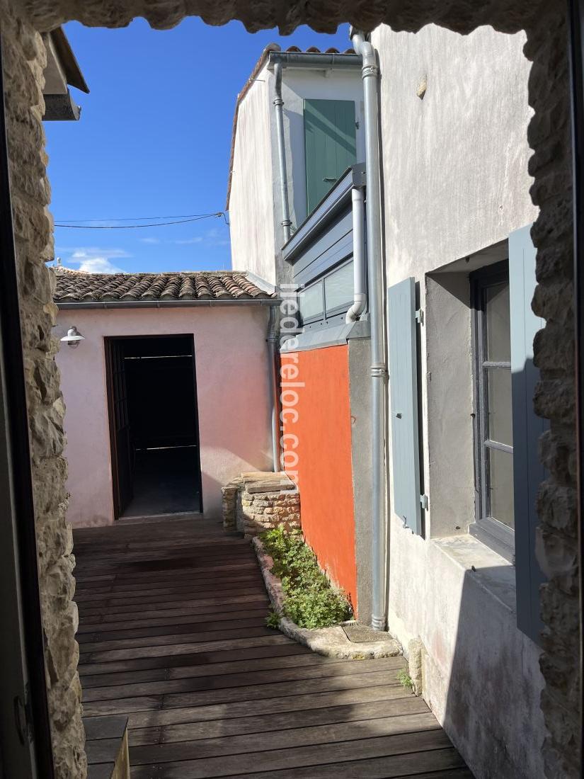 Photo 7 : ENTREE d'une maison situ&eacute;e &agrave; Ars en R&eacute;, &icirc;le de R&eacute;.