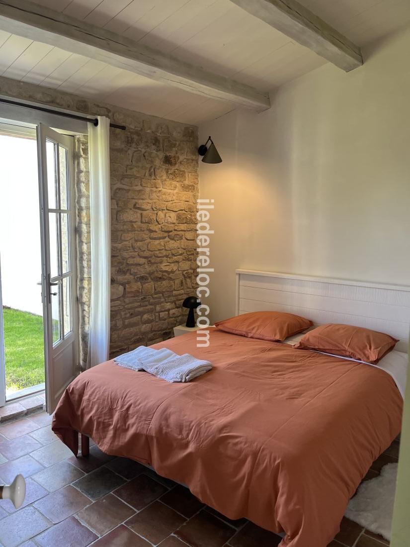 Photo 9 : CHAMBRE d'une maison situ&eacute;e &agrave; Ars en R&eacute;, &icirc;le de R&eacute;.