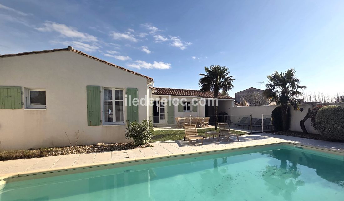 Photo 4 : PISCINE d'une maison situ&eacute;e &agrave; Le Bois-Plage-en-R&eacute;, &icirc;le de R&eacute;.