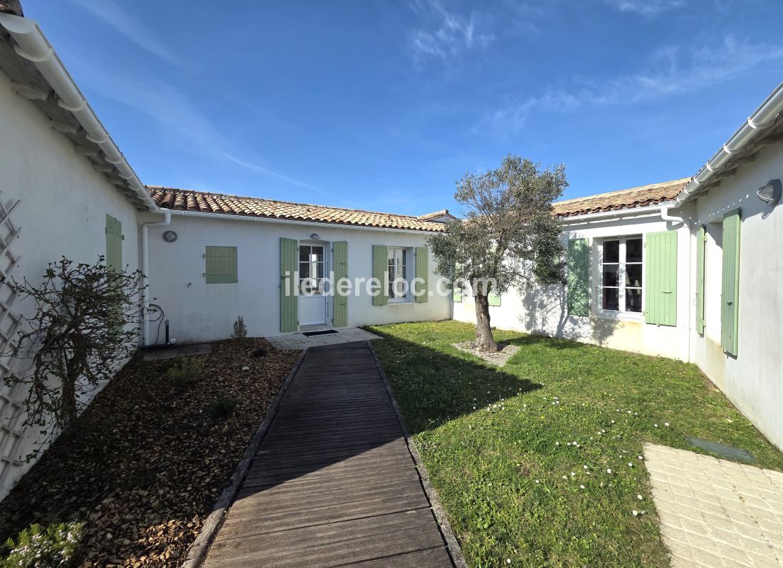 Photo 8 : JARDIN d'une maison situ&eacute;e &agrave; Le Bois-Plage-en-R&eacute;, &icirc;le de R&eacute;.