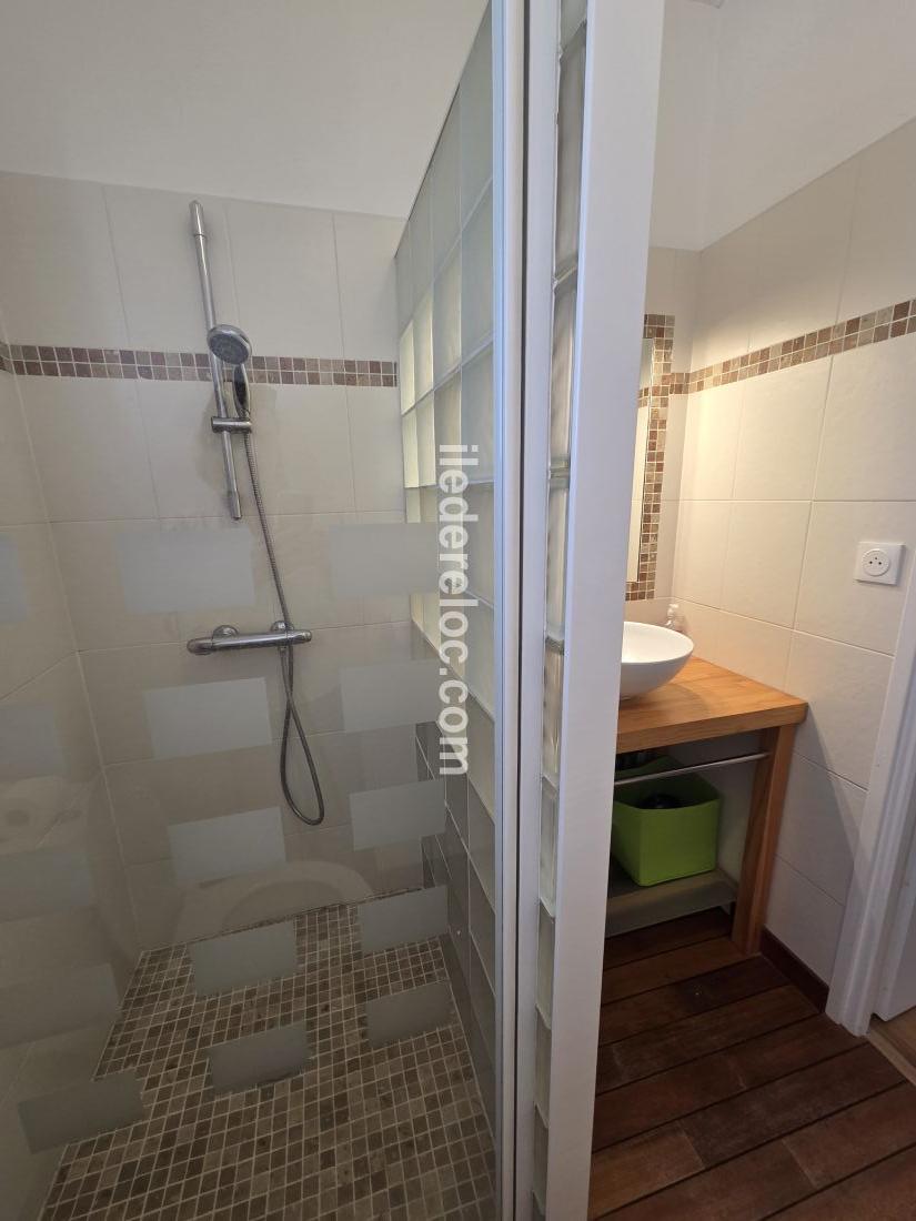 Photo 25 : SALLEDEBAIN d'une maison situ&eacute;e &agrave; Le Bois-Plage-en-R&eacute;, &icirc;le de R&eacute;.