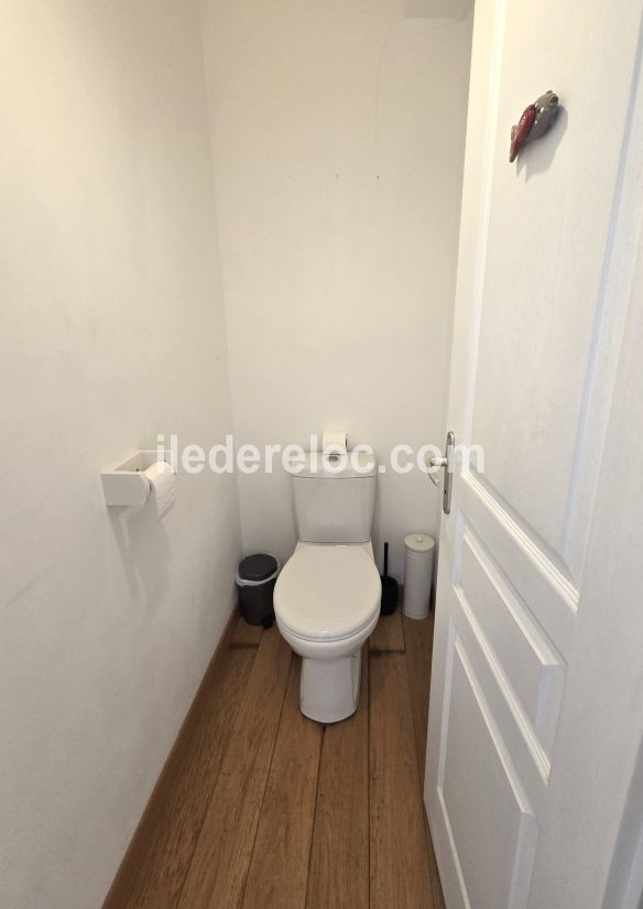 Photo 33 : WC d'une maison situ&eacute;e &agrave; Le Bois-Plage-en-R&eacute;, &icirc;le de R&eacute;.