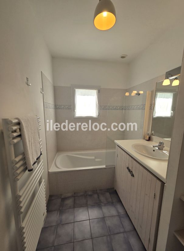 Photo 32 : SALLEDEBAIN d'une maison situ&eacute;e &agrave; Le Bois-Plage-en-R&eacute;, &icirc;le de R&eacute;.