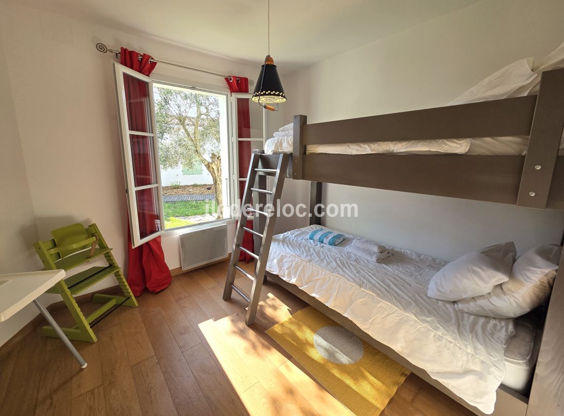 Photo 34 : CHAMBRE d'une maison situ&eacute;e &agrave; Le Bois-Plage-en-R&eacute;, &icirc;le de R&eacute;.